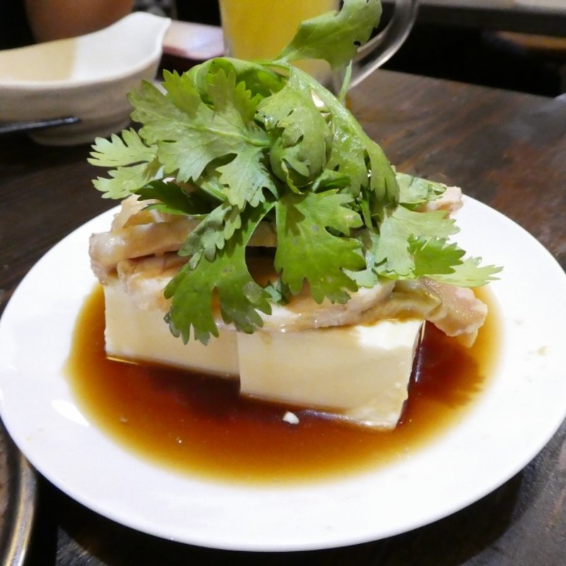 蒸し鶏のパクチー冷奴(大衆酒場 肉処 マルカツ )