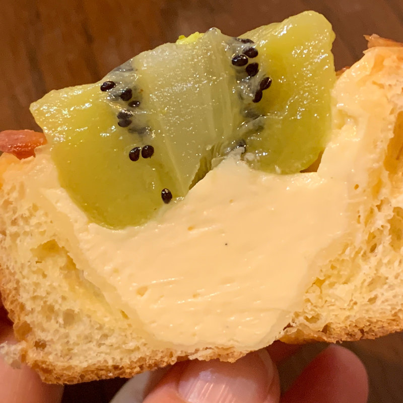 印西産キュウイフルーツの自家製コンポートのブリオッシュ(Boulangerie B&P)