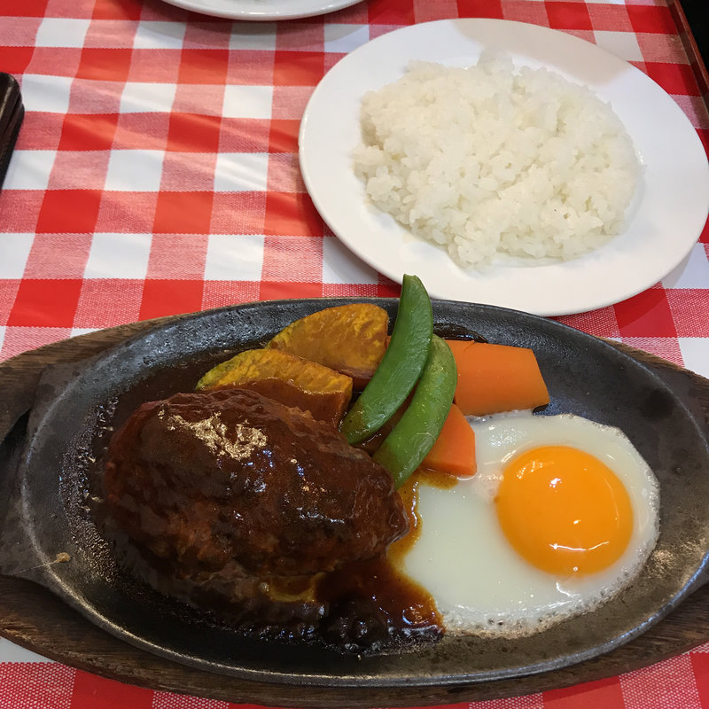 鉄板焼きハンバーグ(デミグラスソース)(洋食 大吉)