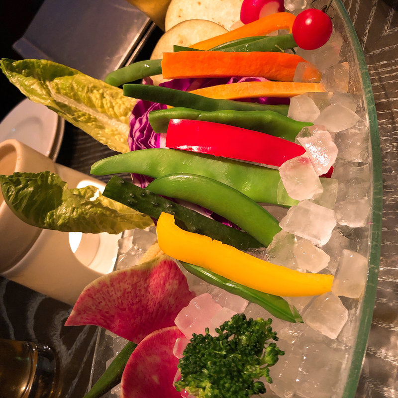 18種類の厳選野菜のバーニャカウダ 温かいニンニク風味のアンチョビクリームソースで(メデューサ)