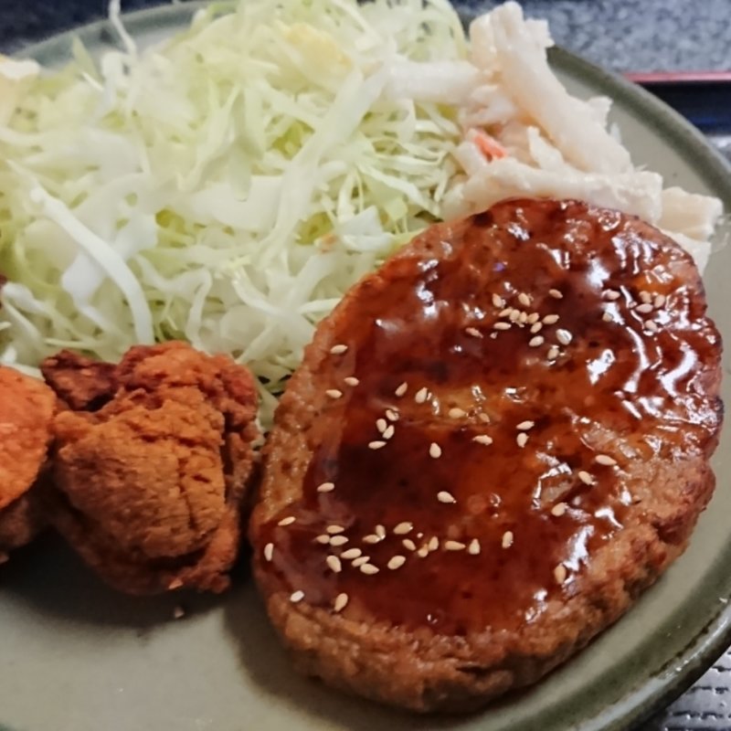 鶏の唐揚げと照り焼きハンバーグ盛り合わせ(相州屋)