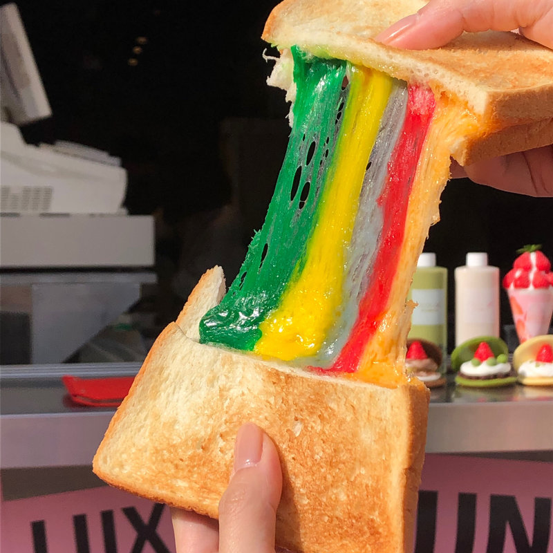 レインボーチーズトースト(Triple x cafe)