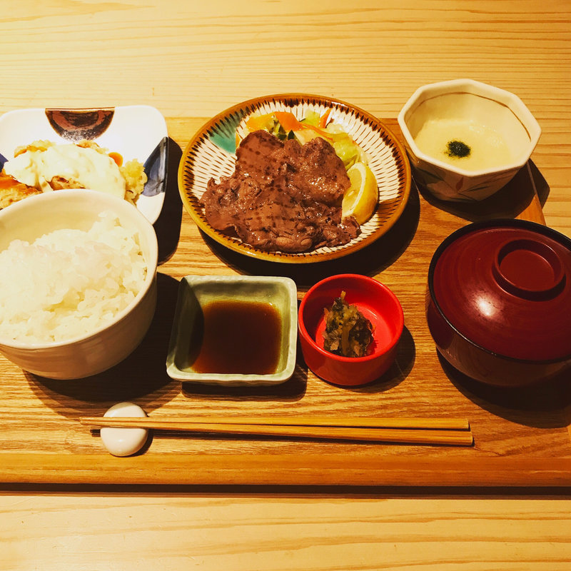 牛たん炭火焼きとろろとチキン南蛮定食(北千住うまや)