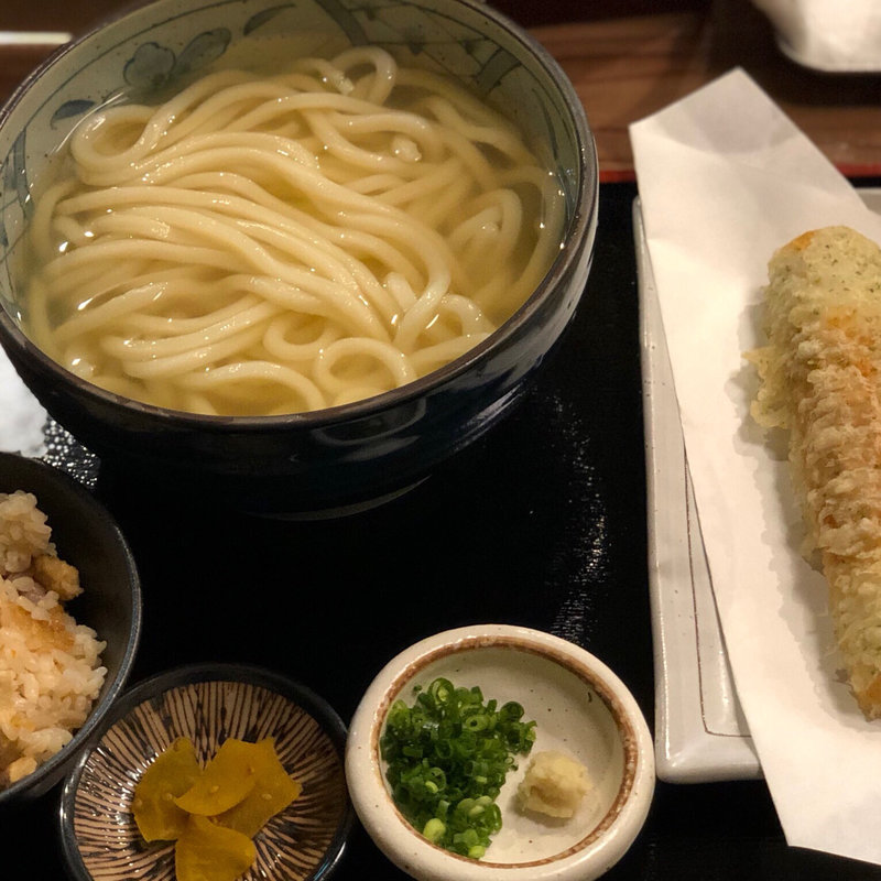 日替わり（鯛ちくわ天うどん＋かやくごはん）(うどん処 重己)