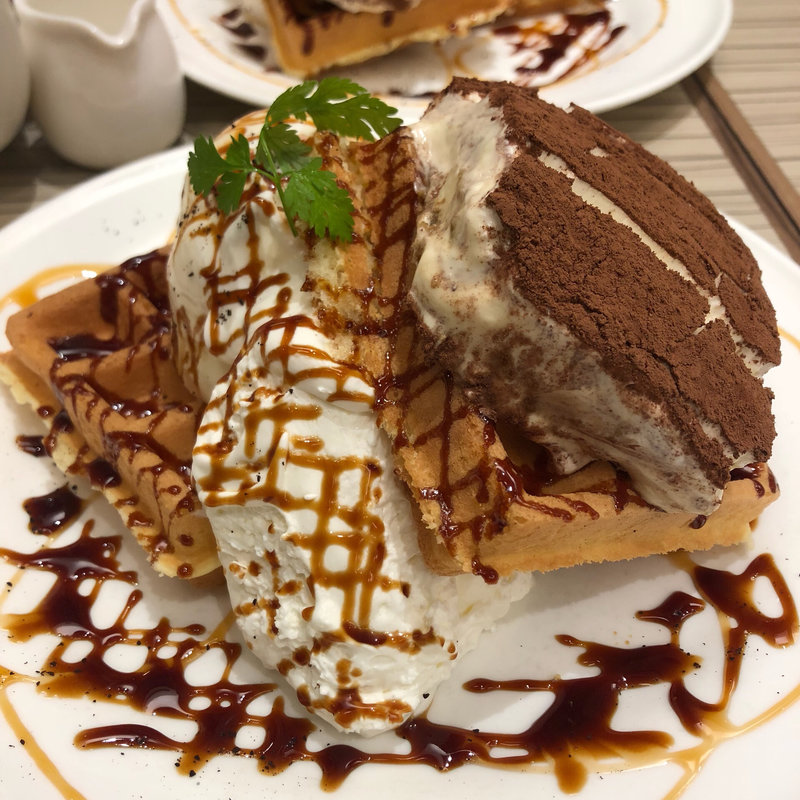 ティラミス&エスプレッソソースワッフル(ドリンクセット)(SWEET BOX)