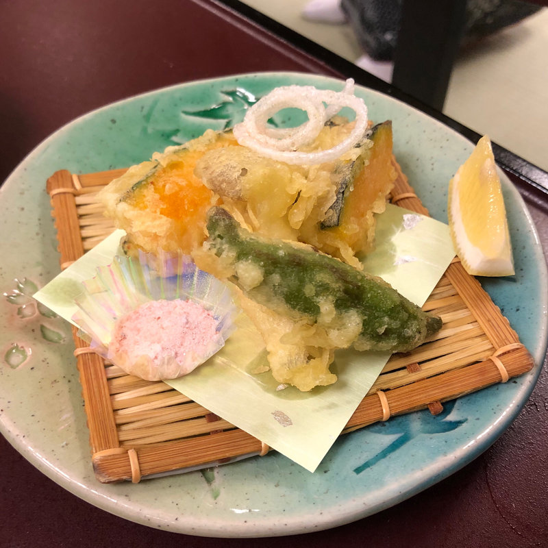師走の御献立 揚げ物 南瓜海老博多揚 しし唐射込み エリンギ レモン 岩塩(中松屋旅館 )