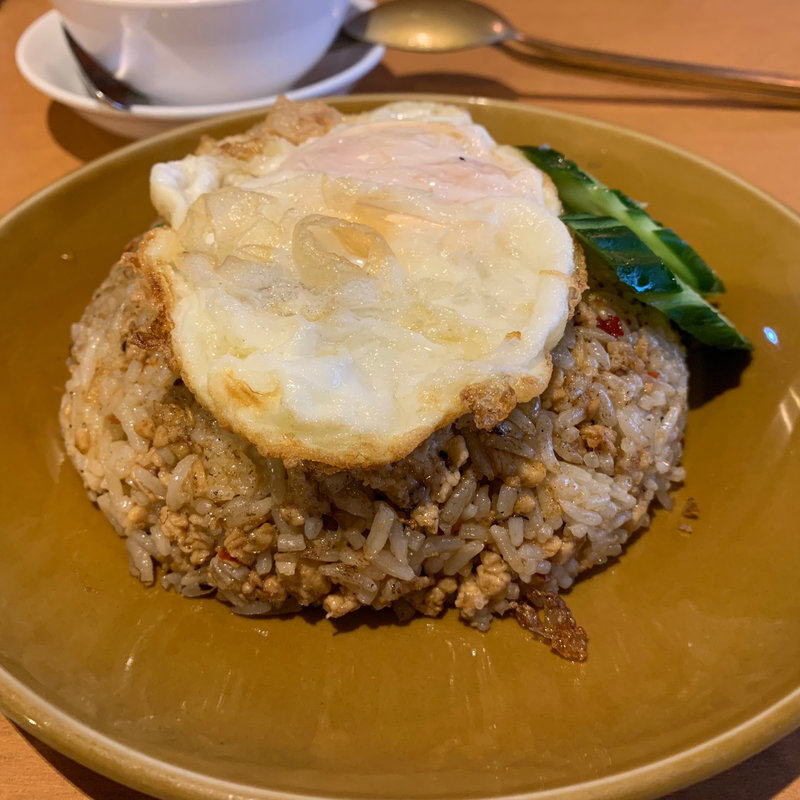 バジル焼き飯(カフィアライム)