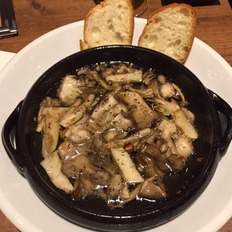 キノコのアヒージョ(PIZZA＆WINE カヤバール)