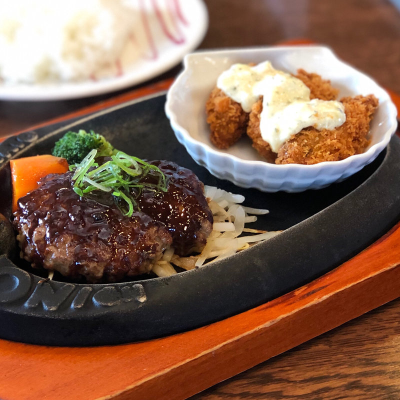日替わりハンバーグランチ A中華風味噌ハンバーグ&"広島産"牡蠣フライ(トマト＆オニオン 長野エムウェーブ前店 )