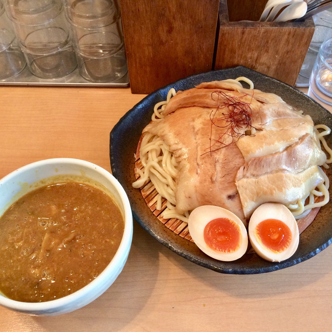 とろ 肉 つけ麺 魚 と ん