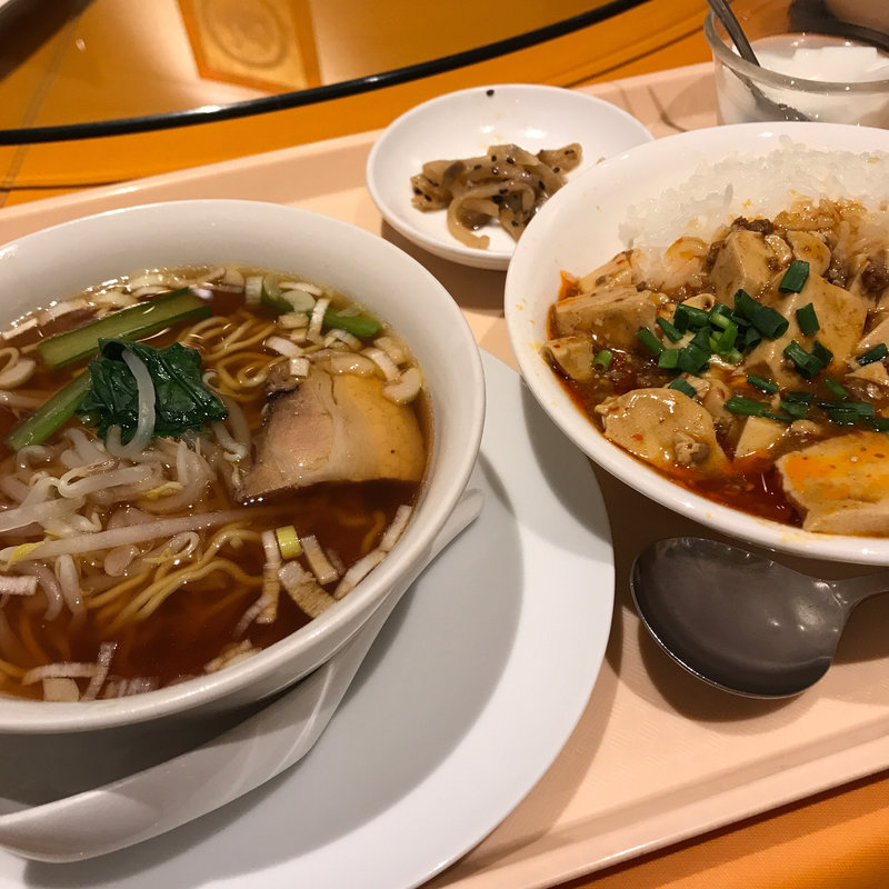 半麻婆豆腐かけごはんと半醤油ラーメン(中華料理 上海大飯店)