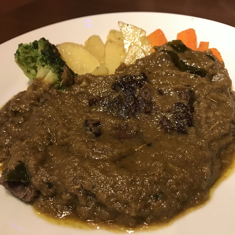 牛ステーキのグリーンカレーソース(ガルーダ)