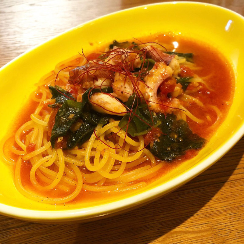 蛸とワカメのピリ辛パスタ(ファルファッレ （Farfalle）)
