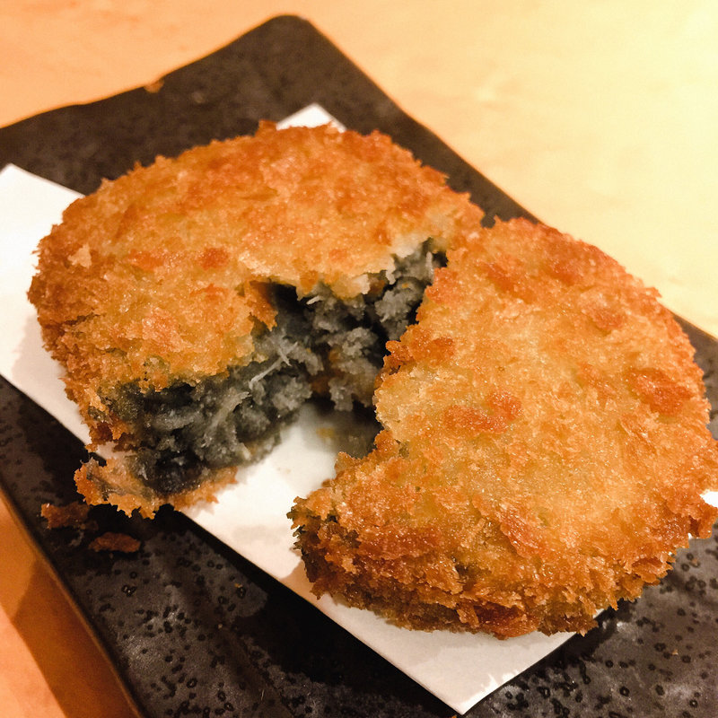 しらすブラックコロッケ(とびっちょ 本店)