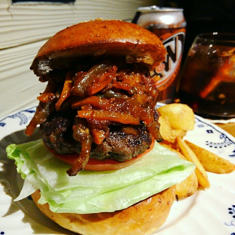 八丁味噌とコンビーフのきんぴらバーガー(だるま珈琲)