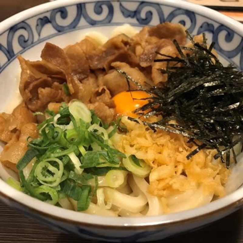 釜玉肉盛りうどん(釜焼鳥本舗おやひなや 熊本天草店)