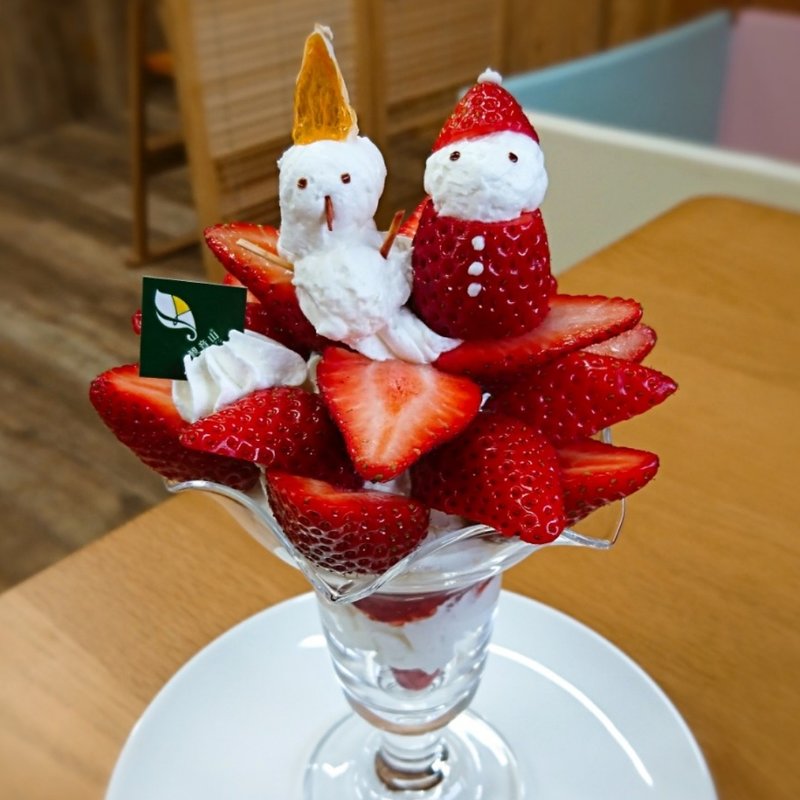 クリスマスストロベリーパフェ(観音山フルーツパーラー)