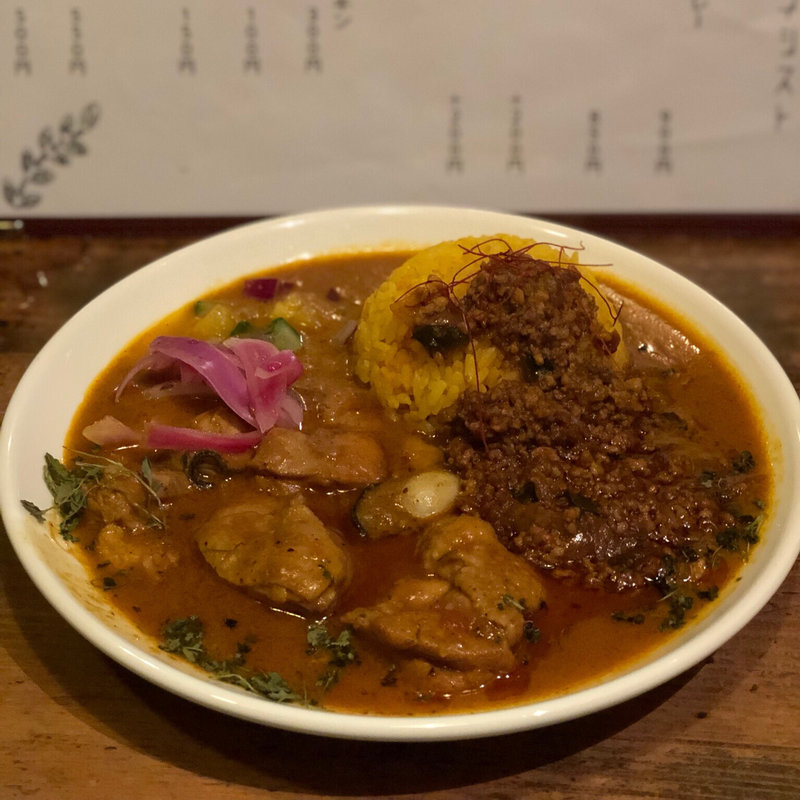 牡蠣のコンフィとチキンのスパイスカレーとミニキーマのあいがけ(豊中カレー スパイシスト)