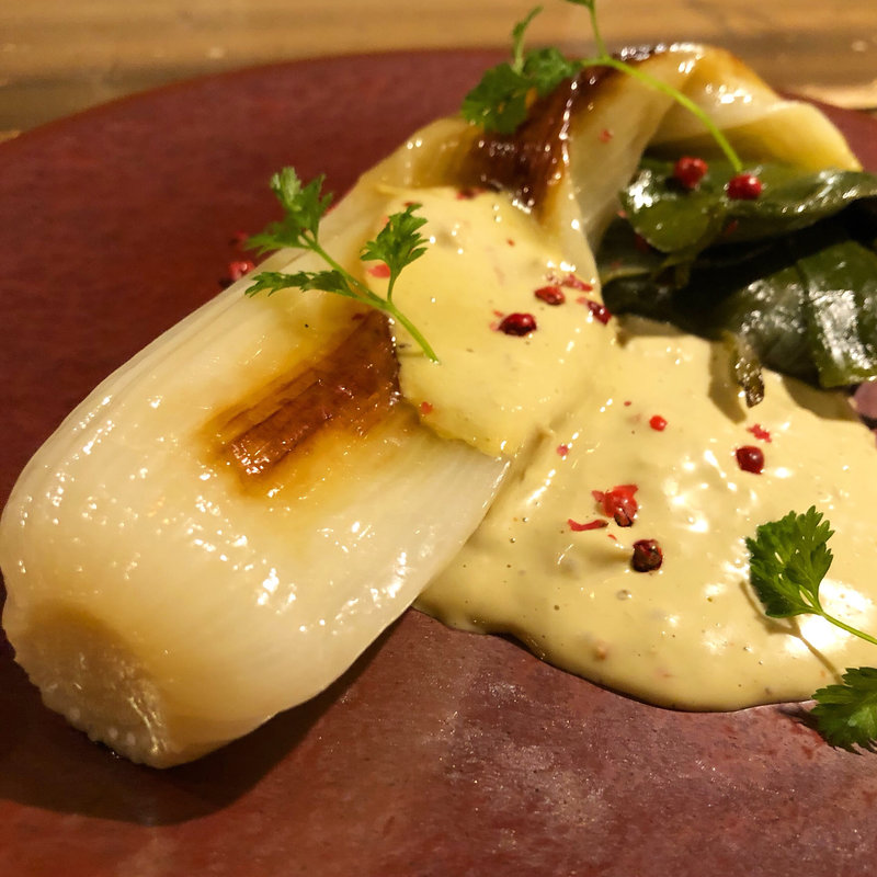 丸ごと下仁田葱のロースト 蟹味噌のアイオリ(lumielune(ルミエルネ))