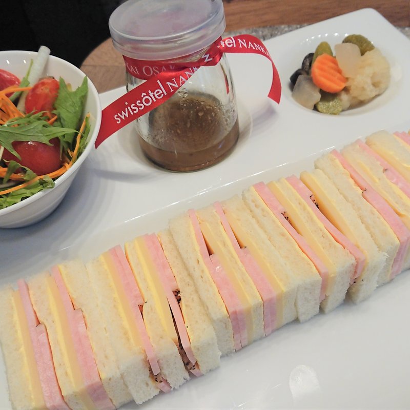 ブラックペッパーハムとスイスチーズのフィンガーサンドウィッチ(ザ・ラウンジ （The Lounge）)