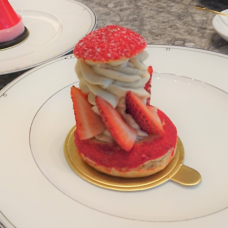 クリスマスストロベリー　マスカルポーネシュークリーム(ザ・ラウンジ （The Lounge）)