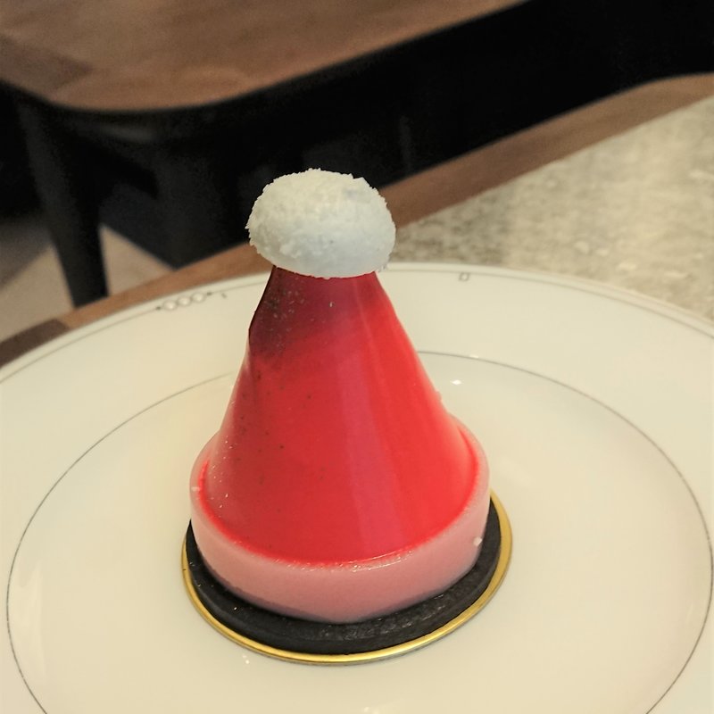 サンタクロースの帽子ケーキ(ザ・ラウンジ （The Lounge）)