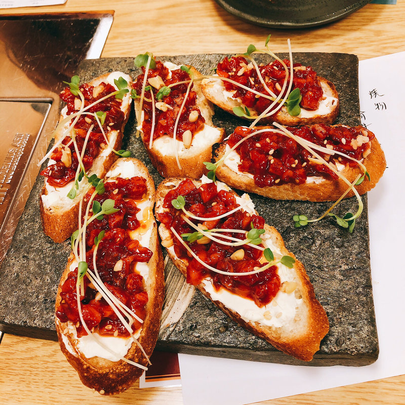 黒毛和牛の炙りユッケのブルスケッタ(焼肉たまき )