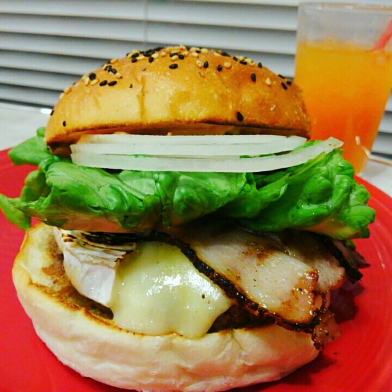 1/3ポンドカマンベールベーコンチーズバーガー(イーワイズ （【旧店名】ハンバーガーランド）)