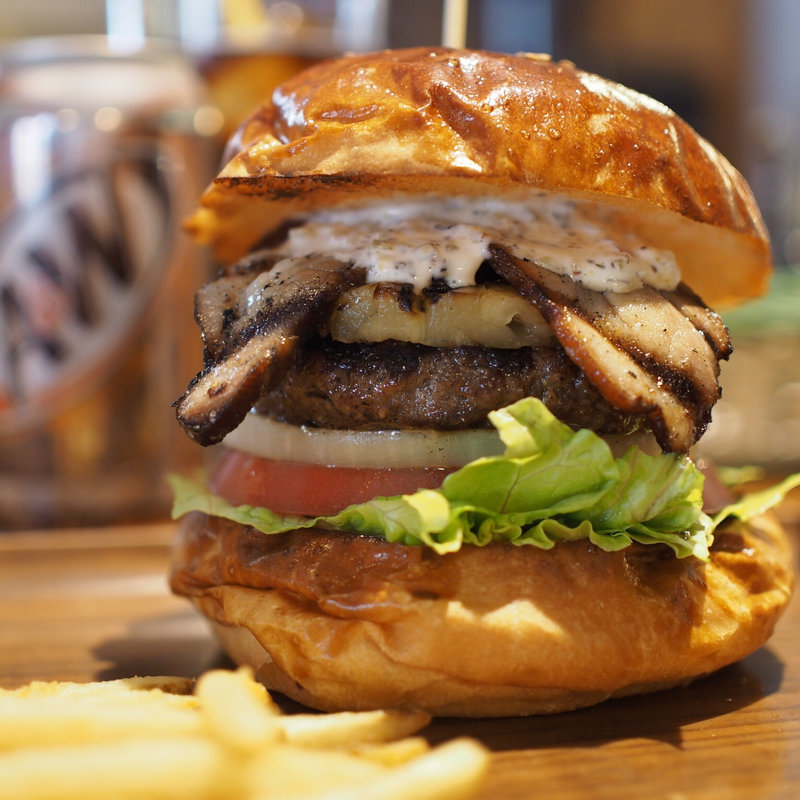 ベーコンパイナップルバーガー(Nick & Renée)