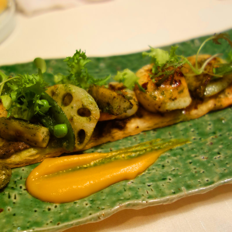 帆立と海老のパイ 黒オリーブのアクセント(ビストロ アンヴェール)