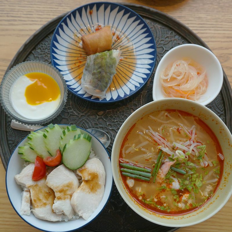 海南チキンライスとトムヤムヌードルのセット(Rice people, Nice people! 博多)