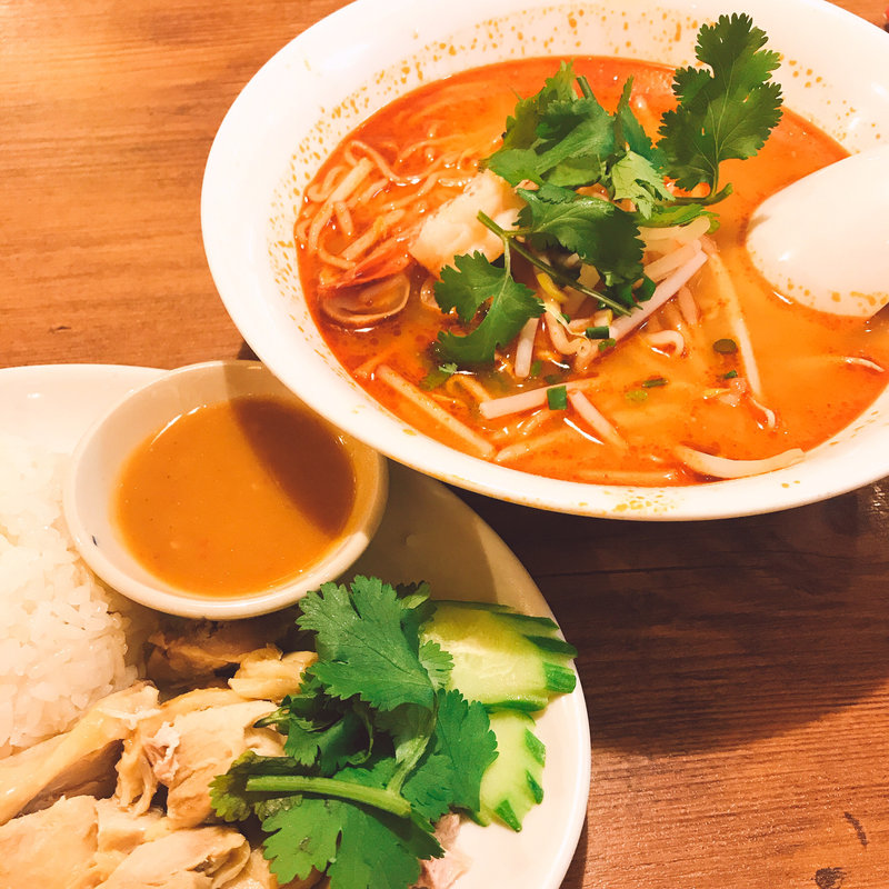 トムヤムラーメン&タイのチキンライスセット(タイ屋台料理 ティーヌン 飯田橋ラムラ店)