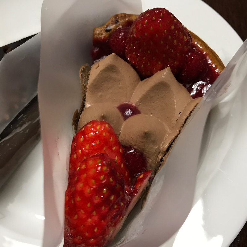 赤いフルーツとチョコレートスフレのタルト(キルフェボン 仙台店)
