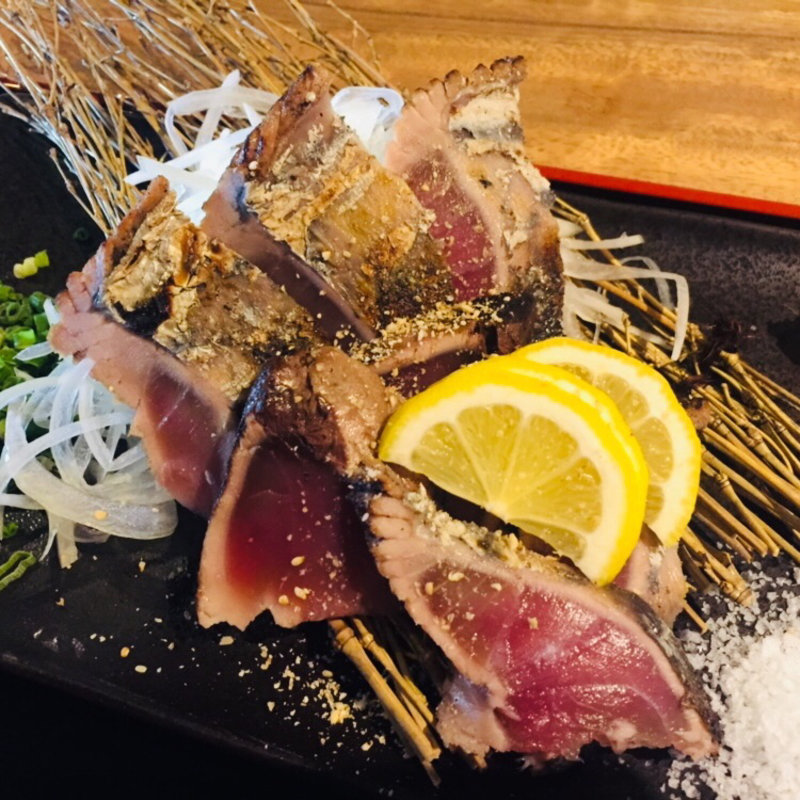 鰹の藁焼き(肉炉端 炭と鹿児島うまいもん。)