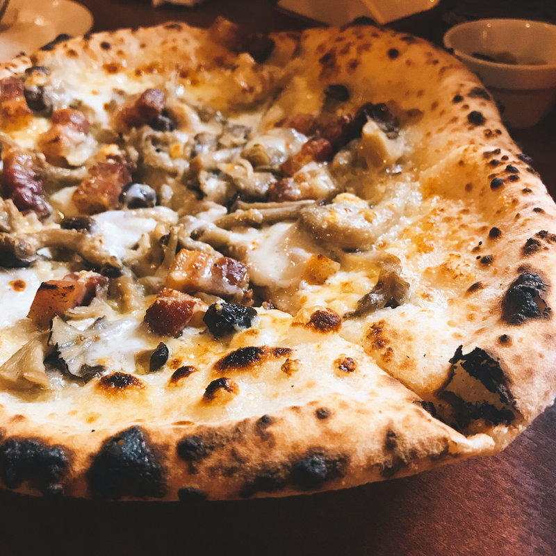 自家製パンチェッタとやまこきのこ園のキノコのピッツァ(カリーナ カリーナ)