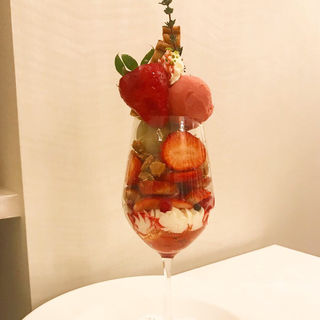 苺とピスタチオのパフェ(サロン・ド・テ・プレジール )