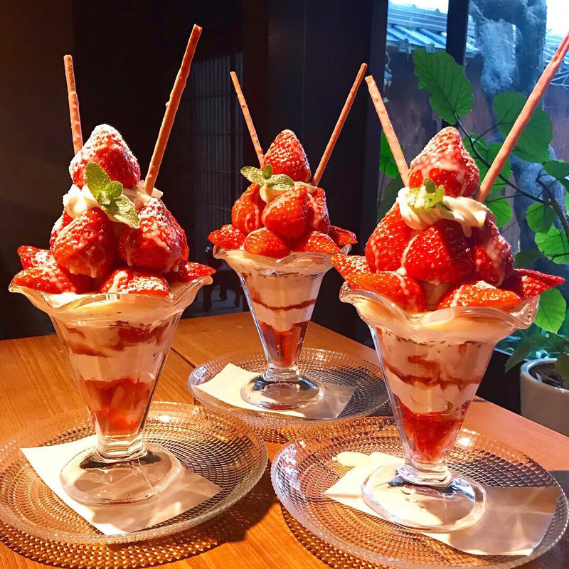 あすかルビーのパフェ(cafe ことだま （カフェコトダマ）)