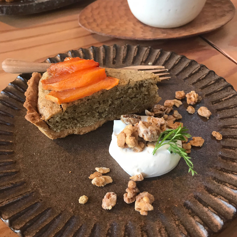 柿とほうじ茶の米粉のタルト(kokage cafe)