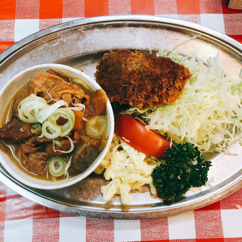 もつ煮とメンチカツ(洋食 大吉)