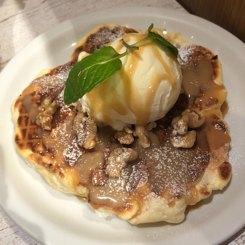ワッフルパンケーキ くるみと生キャラメルソース(MELLOW BROWN COFFEE さいたま新都心店)
