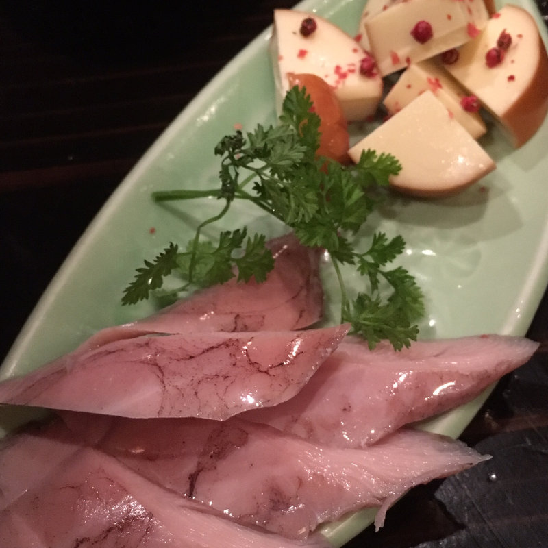 ホロホロ鶏の燻製とスモークチーズ(串焼きと地酒 ひらく)