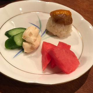 赤蕪の柚子漬と新奈良漬クリームチーズ柚子風味と干し雲丹とおこわ(コノ花まひろ )