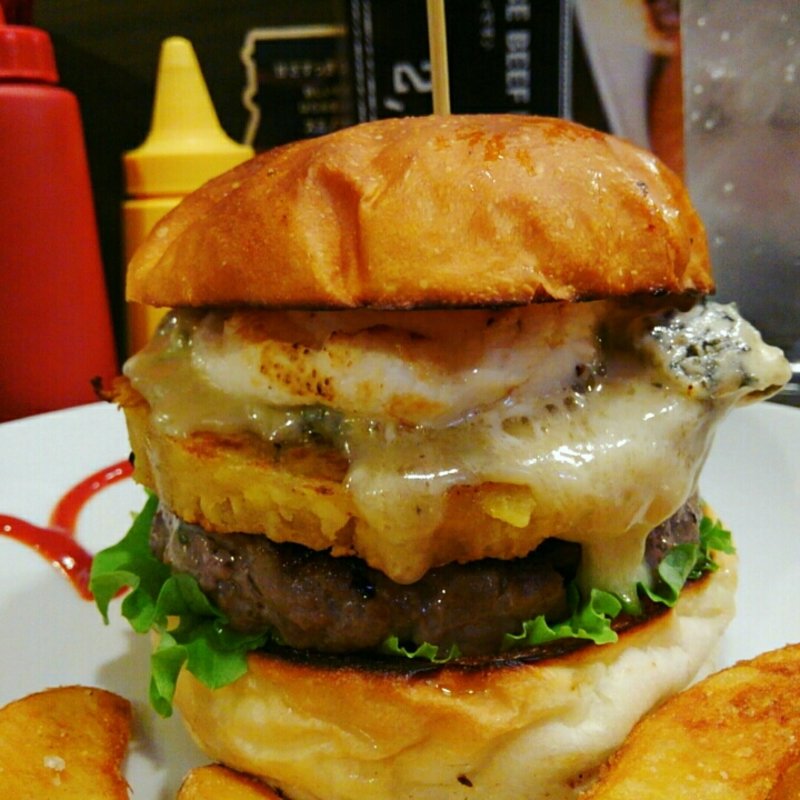 スイートポテトとゴルゴンゾーラとマシュマロのハンバーガー(Kokopelli)