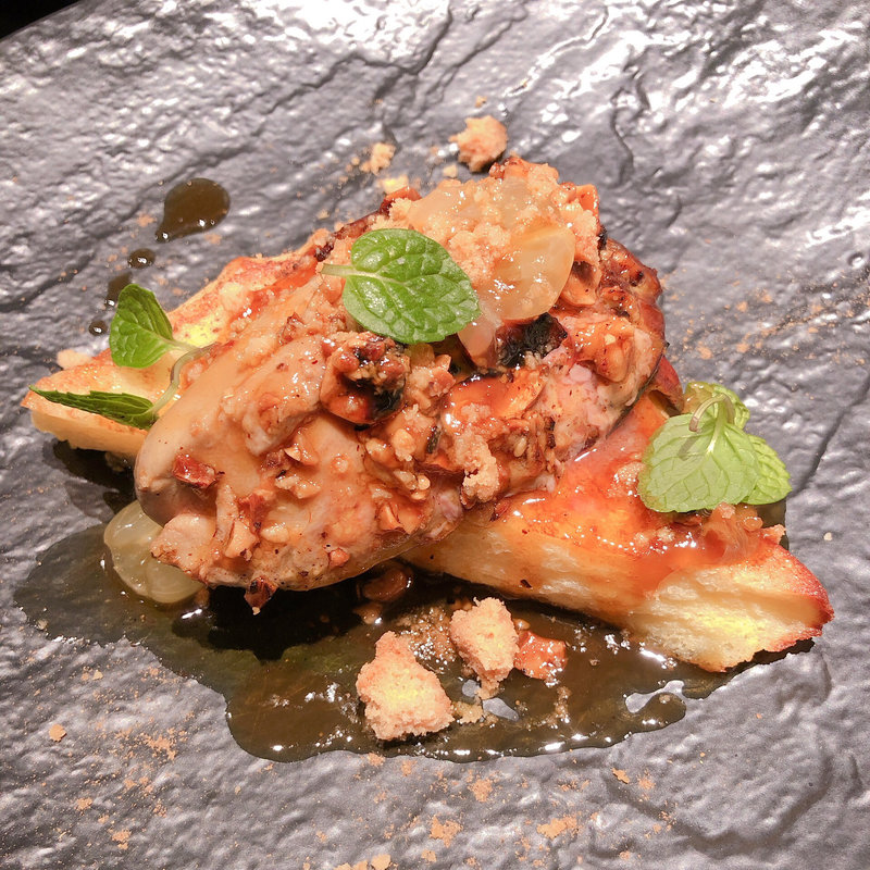 ナッツを付けたフォアグラのポワレ(俺のビストロ＆bakery 心斎橋)