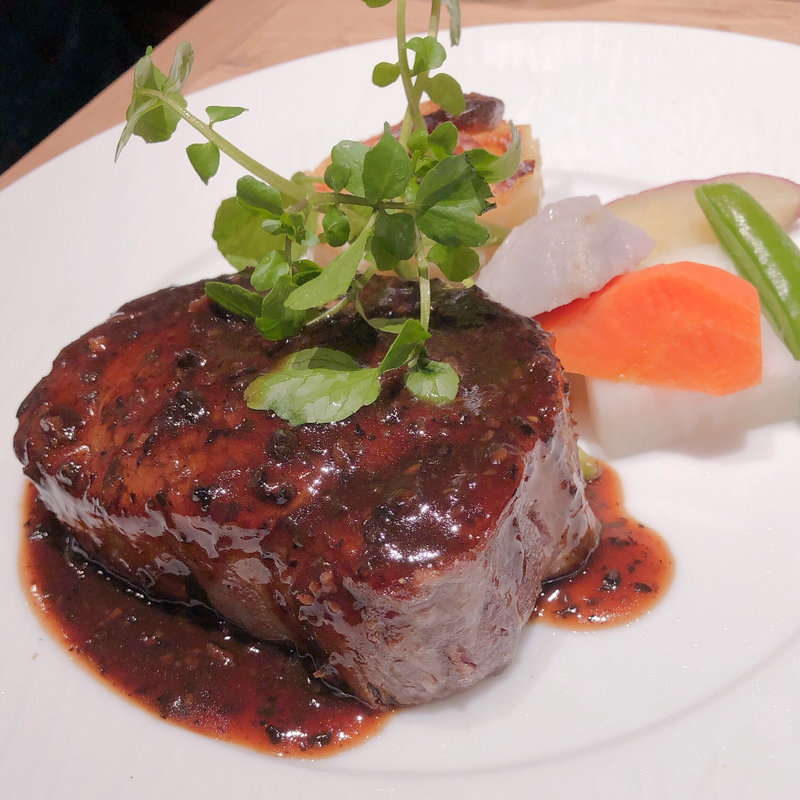 牛フィレ肉のステーキ トリュフソース(俺のビストロ＆bakery 心斎橋)