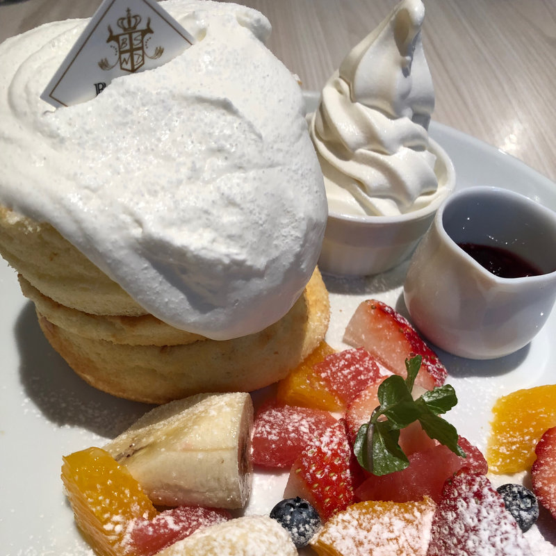 ミックスフルーツのホワイトタワー(パンケーキ専門店 Butter 横浜ベイクォーター)