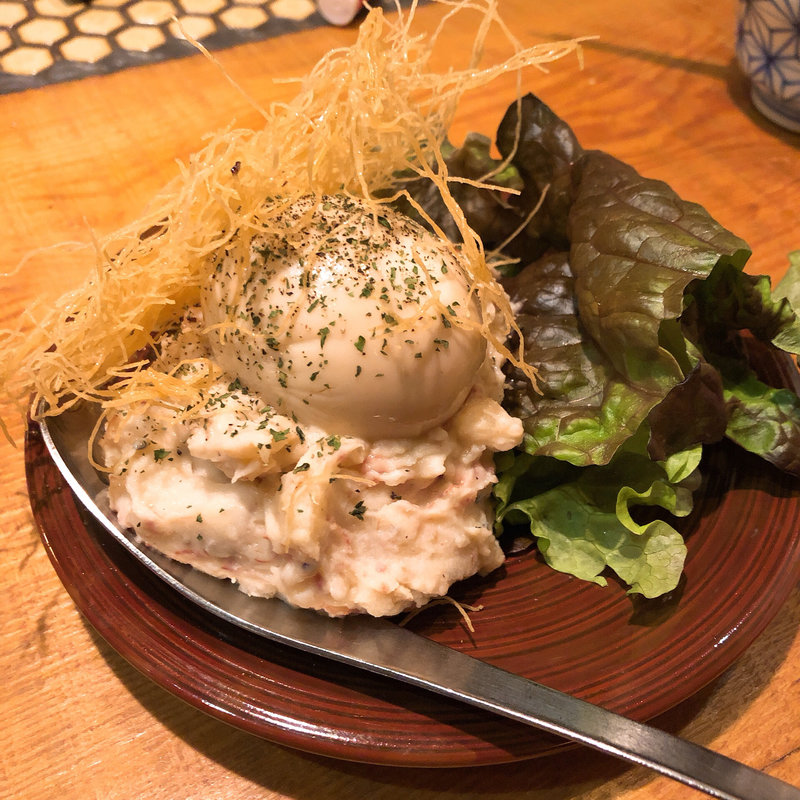 コンビーフといぶりがっこ、半熟玉子のポテトサラダ(青二才 中野店)