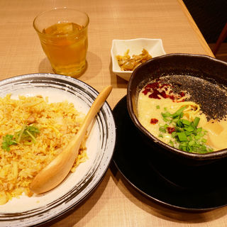 選べるチャーハンとハーフ担々麺（デザート付）(ロンフーダイニングKITTE名古屋店)