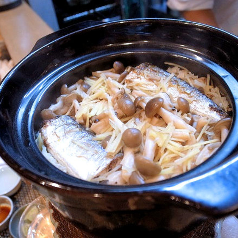シメジとサンマの炊き込みご飯(割烹　船生 )