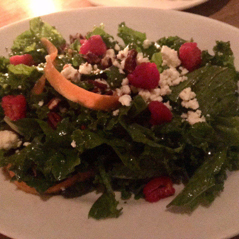 ケールとラズベリーのサラダ(T.Y.HARBOR RIVER LOUNGE （ティーワイハーバーリバーラウンジ【旧店名】ウォーターライン）)